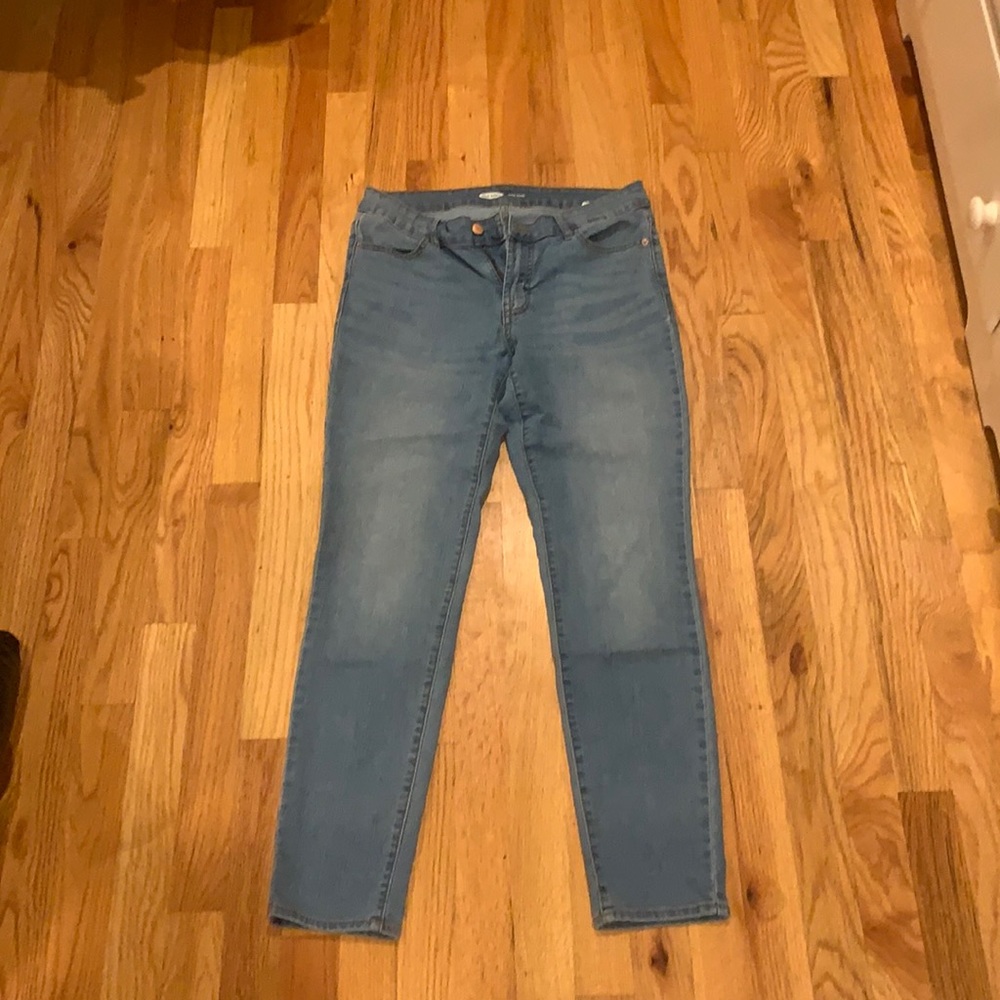 Medium/ light wash stretchy, skinny Old Navy jeans w cropped ankle